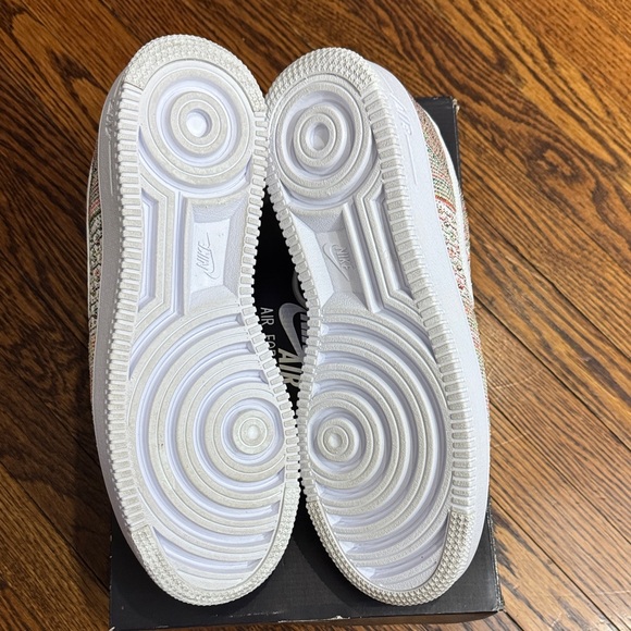 Nike Air Force 1 Ultra Flyknit Low Shoes - Picture 7 of 8